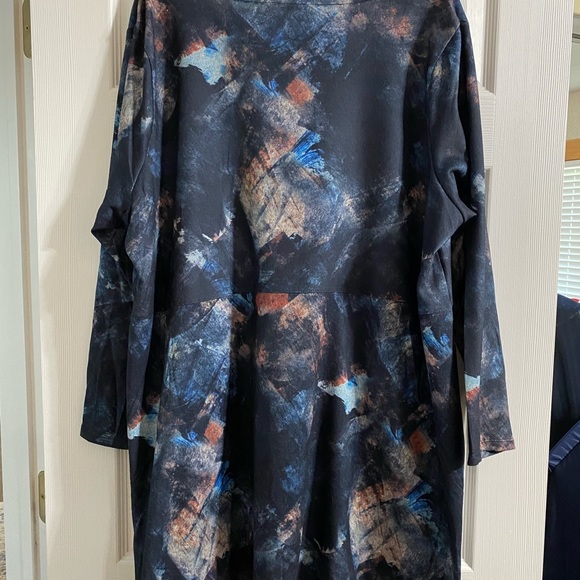 Avenue NWT women’s plus size 26/28 long sleeve top with shark bite hem - Picture 3 of 5